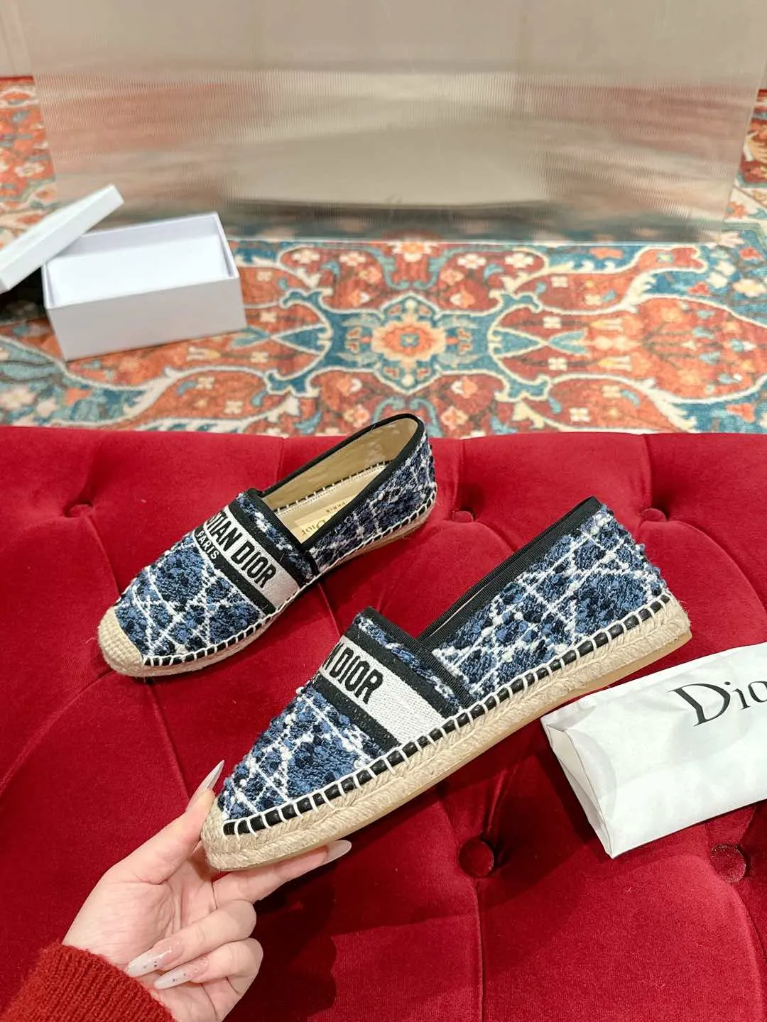👟👟Ex-factory price 460👟👟 Dior DIOR's new popular early spring fisherman shoes 🆕 Simple, elegant and fashionable, timeless and timeless, it is a classic that will never fade away in the fashion circle, retro fisherman shoes. Original hand-woven surface, electric embroidery technology! Specific cloth surface and rubber outsole. Code number: 35-39 (40.41 customized, non-refundable)